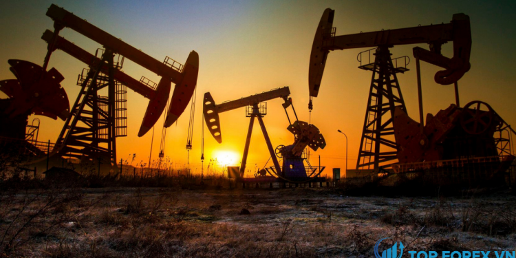 Giá dầu giữ gần mức cao nhất trong một tháng khi dự báo nhu cầu tăng lên