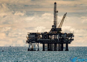 Giá dầu leo lên mức cao nhất trong hơn hai năm khi nguồn cung của Mỹ thắt chặt