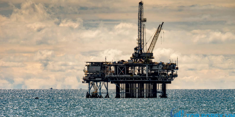 Giá dầu leo lên mức cao nhất trong hơn hai năm khi nguồn cung của Mỹ thắt chặt