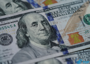 Đồng đô la giảm với lợi suất của Mỹ, đồng euro tăng giá khi ECB cắt giảm hỗ trợ khẩn cấp