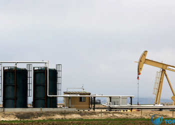 Giá dầu giảm 2% do lo ngại rủi ro, sức mạnh của đồng đô la tăng