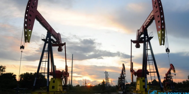 Giá dầu giảm đang chờ OPEC + phản ứng với việc giải phóng dầu thô do Mỹ dẫn đầu