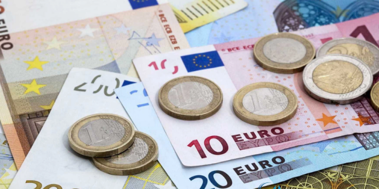 Đồng Euro gần cao nhất ba tuần, nhưng Fed thắt chặt gần như có thể giúp đồng đô la