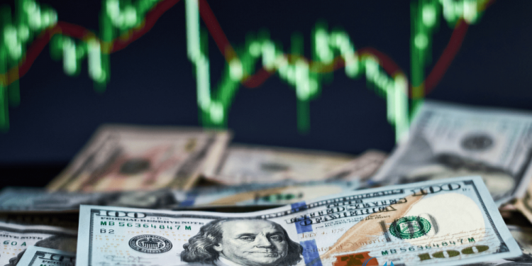 Đồng đô la lao dốc trong giao dịch khó khăn khi các nhà đầu tư cân nhắc các kịch bản của Ukraine