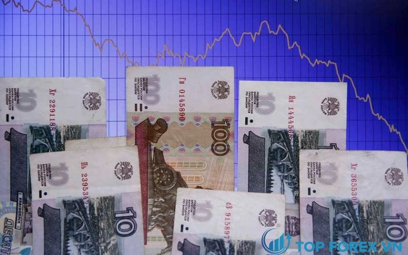 Đồng rúp giảm gần 30%