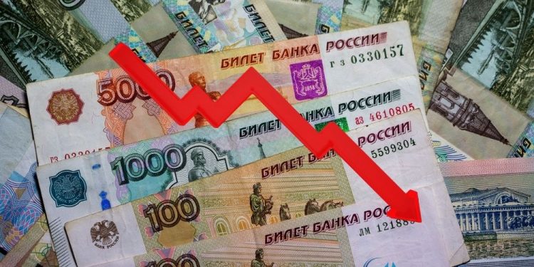 Đồng rúp giảm xuống mức thấp kỷ lục mới, đồng euro trượt giá sau khi phương Tây tăng cường trừng phạt Nga