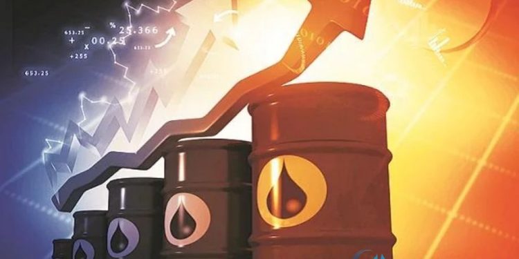 Giá dầu tăng hơn 4% khi Nga kiềm chế với các lệnh trừng phạt đối với Ukraine