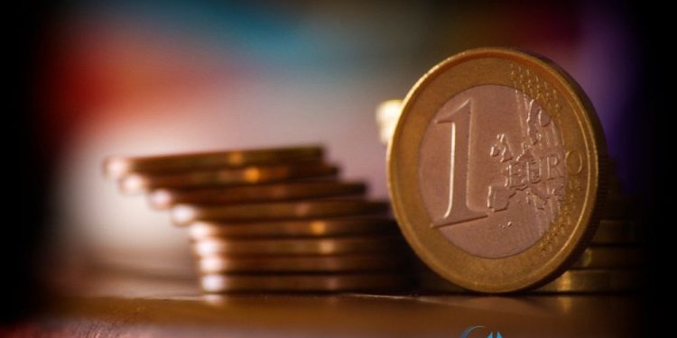 Hỗ trợ thử nghiệm đồng Euro khi khủng hoảng Ukraine rình rập tăng trưởng