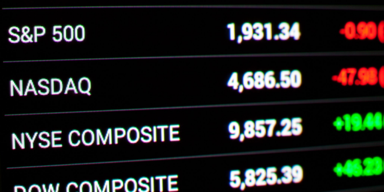 S&P 500, Nasdaq kết thúc cao hơn trong phiên giao dịch khó khăn