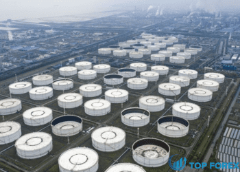 Giá dầu trượt hơn 1 USD khi G7 tranh luận thỏa thuận hạt nhân