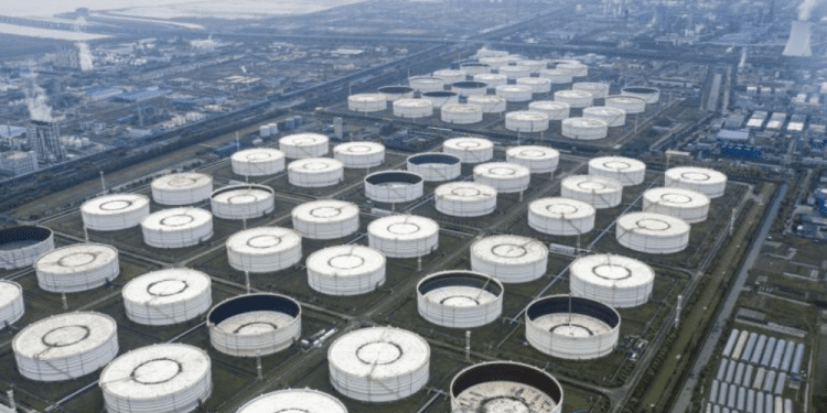 Giá dầu trượt hơn 1 USD khi G7 tranh luận thỏa thuận hạt nhân