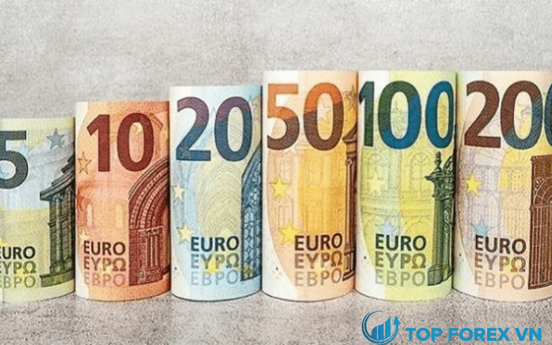 Đồng Euro đứng trên bờ vực sự ngang giá trong bối cảnh rủi ro suy thoái