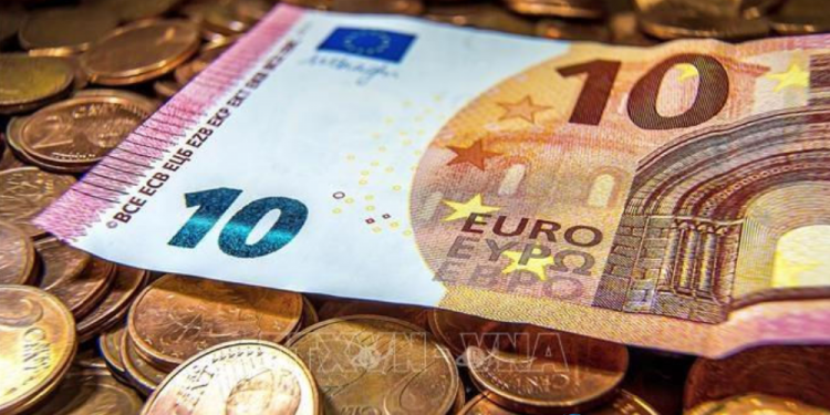 Đồng Euro đứng trên bờ vực của sự ngang giá trong bối cảnh rủi ro suy thoái