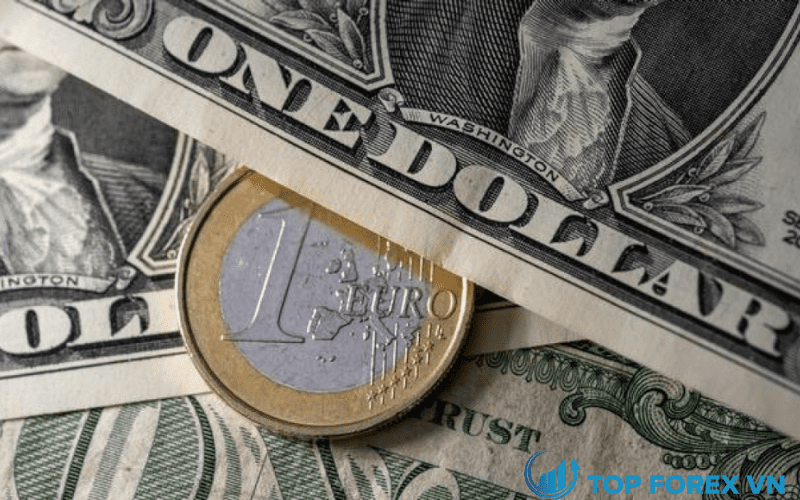 Đồng đô la ẩn dưới mức cao khi đồng Euro thở hổn hển