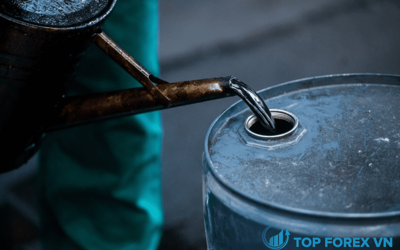 Giá dầu tăng trở lại sau khi bán tháo mạnh do lo ngại về nguồn cung