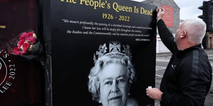 Điều gì xảy ra với nền kinh tế nước Anh khi nữ hoàng Elizabeth băng hà