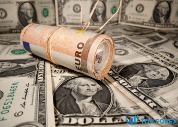Đồng đô la tăng giá khi các nhà đầu tư chuẩn bị cho Fed