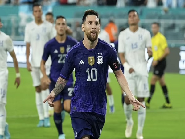 Messi mở tỷ số cho Argentina khiến cho cả đội vỡ òa xúc động