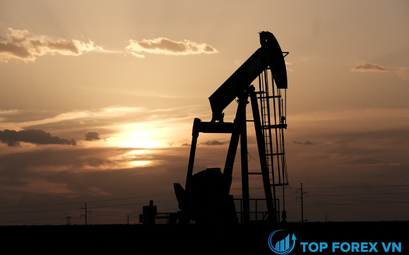 Giá dầu giảm xuống mức thấp nhất trong 11 tháng do tình trạng bất ổn COVID