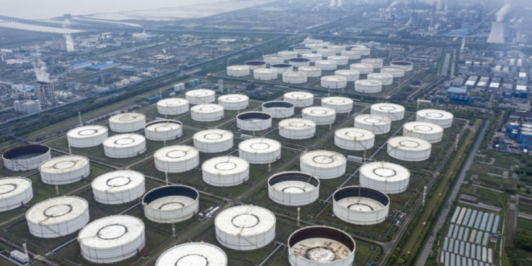 Giá dầu ổn định cao hơn khi đồng đô la suy yếu làm giảm nhu cầu do bão