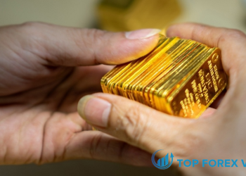 Giá vàng lơ lửng trên mức thấp nhất năm 2023