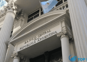 Argentina tăng lãi suất, phá giá đồng peso