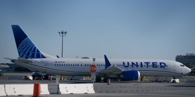 United Airlines yêu cầu Boeing bồi thường thiệt hại