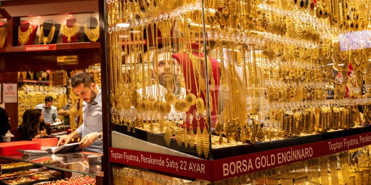 Giá vàng ngày 13/05: vàng thế giới giảm nhẹ sáng đầu tuần