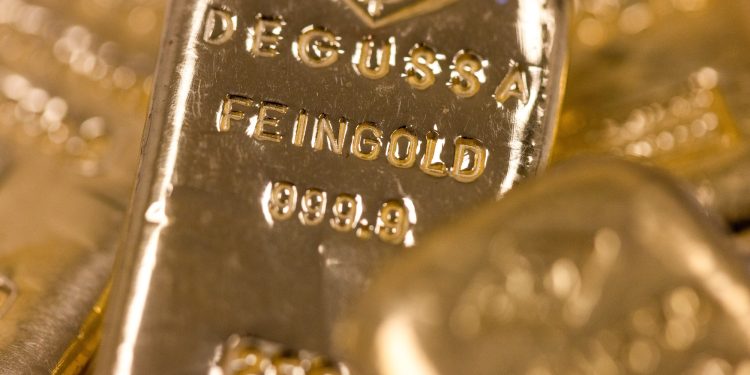 Giá vàng ngày 03/05: vàng giảm khi nhà đầu tư tìm kiếm thêm tín hiệu về lãi suất