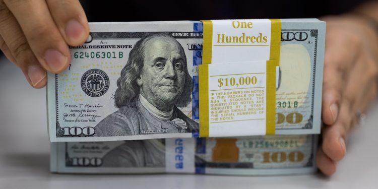 Đồng USD giảm khi thị trường chờ đợi báo cáo lạm phát toàn cầu