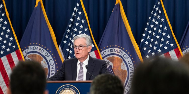 Fed giữ nguyên lãi suất, dự báo chỉ cắt giảm một lần vào năm 2024