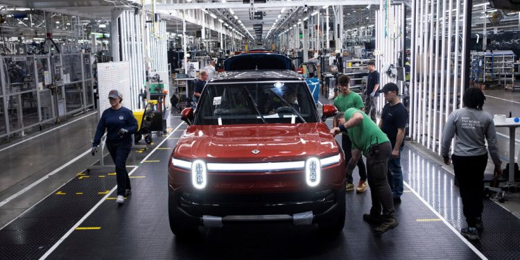 Volkswagen đầu tư 5 tỷ USD vào hãng xe điện Rivian