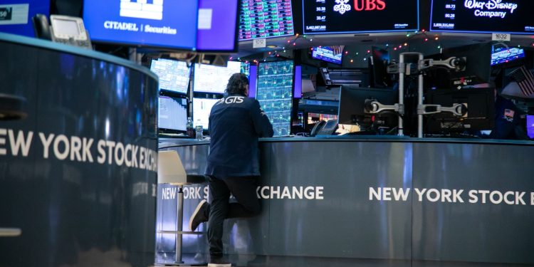 Chứng khoán Mỹ tăng khi giới đầu tư quay trở lại với cổ phiếu vốn hóa lớn