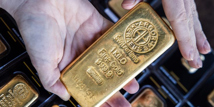 Giá vàng ngày 26/07: vàng xuống đáy 2 tuần vì áp lực chốt lời