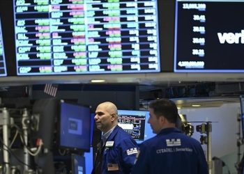 S&P 500 và Nasdaq lập đỉnh mới sau phiên điều trần của Chủ tịch Fed 