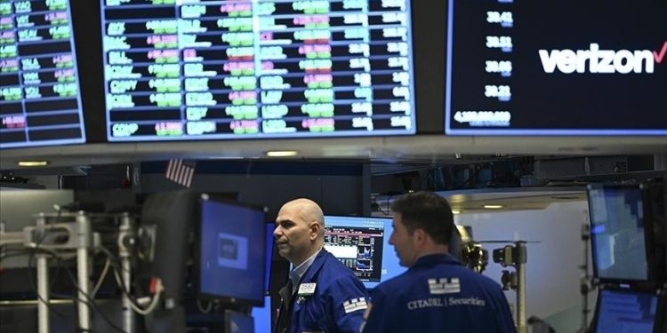 S&P 500 và Nasdaq lập đỉnh mới sau phiên điều trần của Chủ tịch Fed 