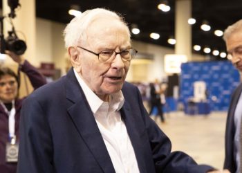 Berkshire Hathaway giảm gần một nửa cổ phần nắm giữ tại Apple