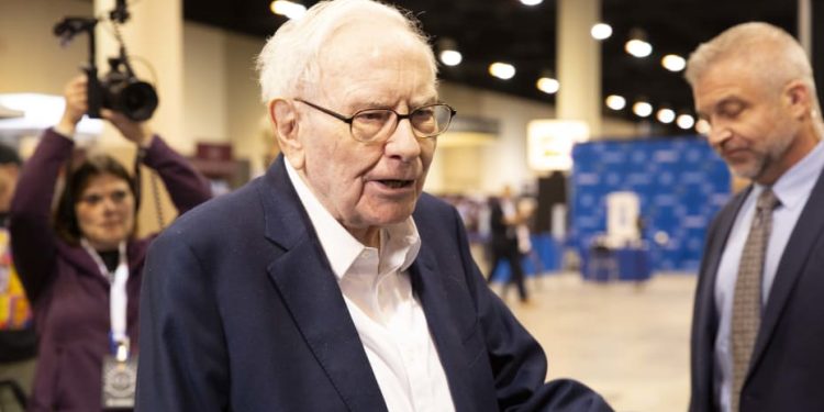 Berkshire Hathaway giảm gần một nửa cổ phần nắm giữ tại Apple
