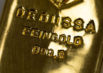 Giá vàng ngày 23/08: vàng thế giới lao dốc hơn 1% vì đồng USD mạnh lên