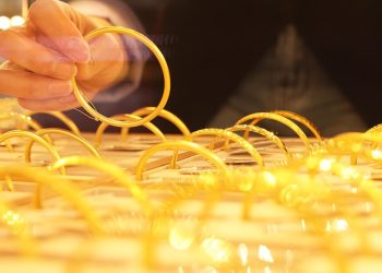 Giá vàng ngày 02/08: vàng thế giới giảm từ đỉnh 2 tuần