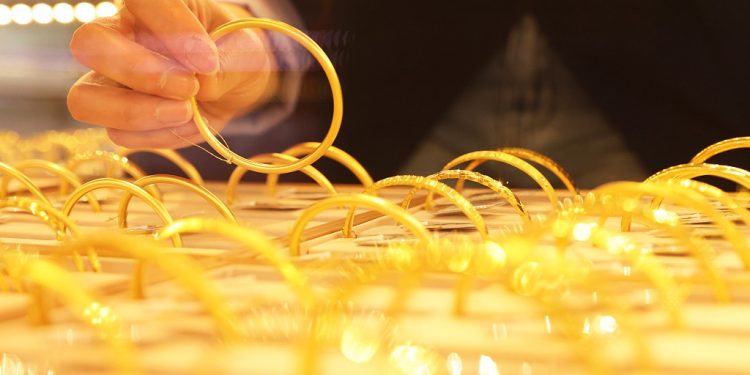 Giá vàng ngày 02/08: vàng thế giới giảm từ đỉnh 2 tuần