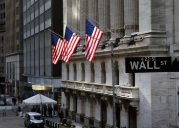 S&P 500, Dow giảm trước dữ liệu việc làm quan trọng