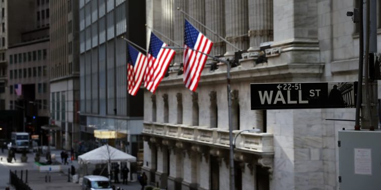 S&P 500, Dow giảm trước dữ liệu việc làm quan trọng