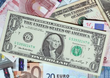 Đồng USD suy yếu khi chờ đợi đợt cắt giảm lãi suất lớn từ Fed