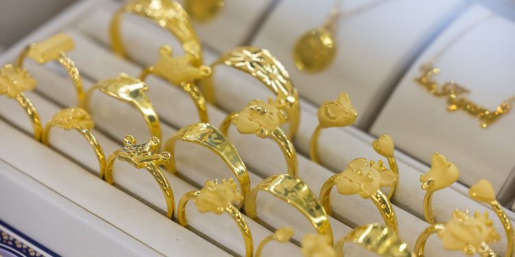 Giá vàng ngày 13/11: vàng thế giới chạm đáy 2 tháng