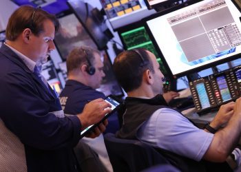 S&P 500, Nasdaq đạt mức cao kỷ lục khi cổ phiếu công nghệ tăng