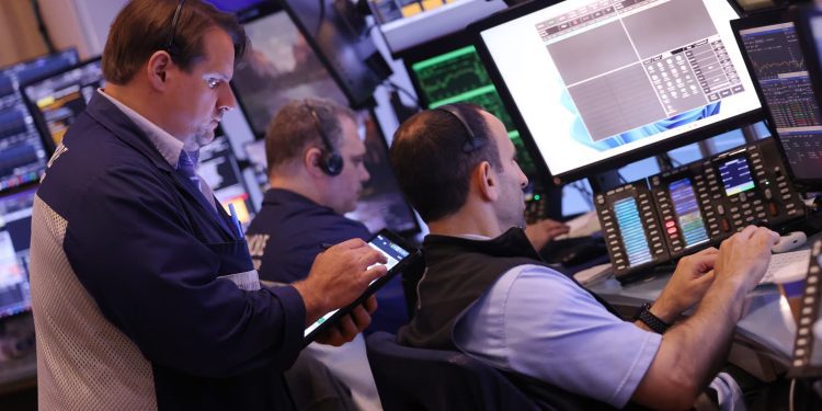 S&P 500, Nasdaq đạt mức cao kỷ lục khi cổ phiếu công nghệ tăng