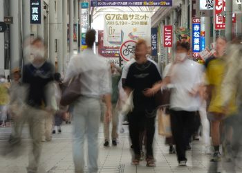 Nợ toàn cầu tăng vọt lên hơn 320.000 tỷ USD khi khẩu vị rủi ro quay trở lại