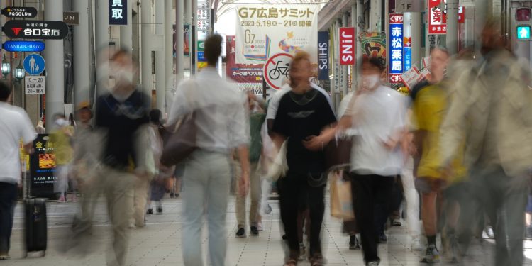 Nợ toàn cầu tăng vọt lên hơn 320.000 tỷ USD khi khẩu vị rủi ro quay trở lại