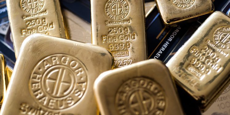 Giá vàng ngày 03/01: vàng thế giới lên mức đỉnh hơn 2 tuần